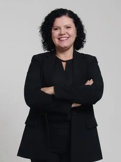Rosemary Maria do Carmo sorrindo, de blazer preto